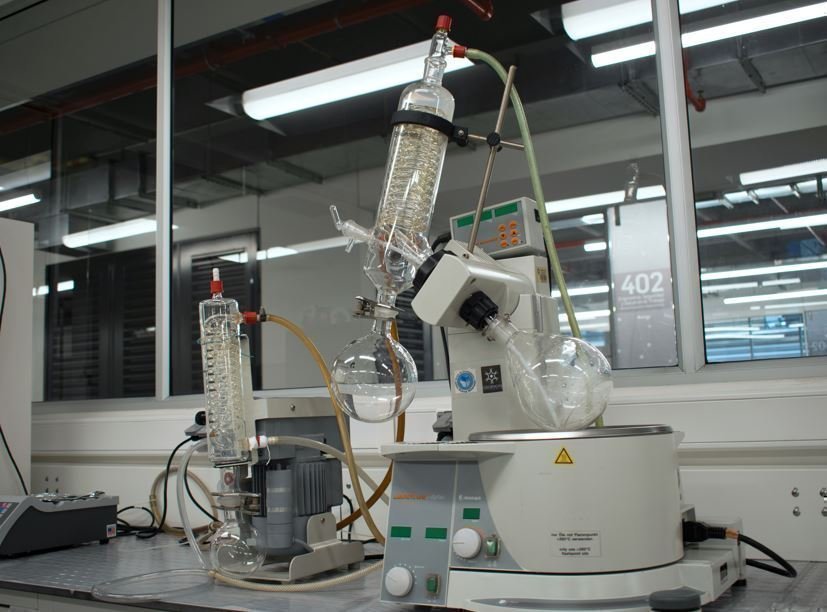 Sistema que permite realizar procesos de extracción líquido-líquido, como la recuperación de solventes de extracción.