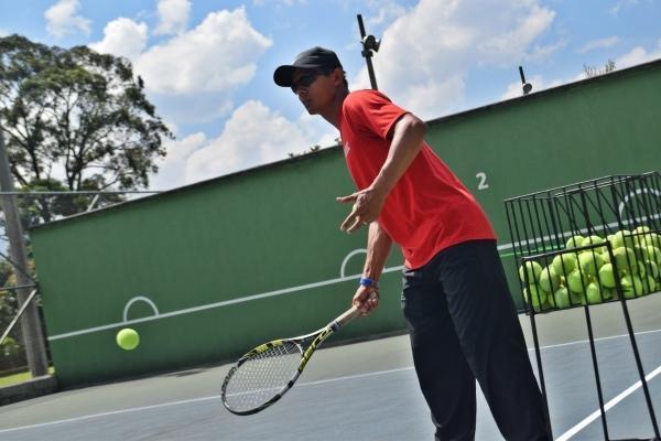 Rubén Velásquez, entrenador del equipo representativo de tenis UPB.