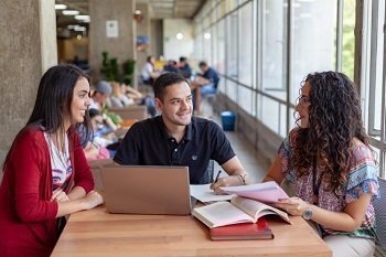 estudiantes reunidos.