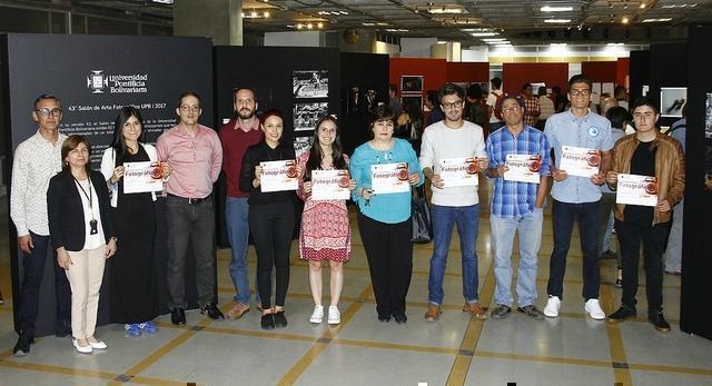 Ganadores y menciones honoríficas junto con los jurados y miembros del comité organizador.