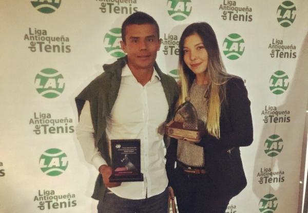 Rubén y Samantha posterior a la ceremonia de premiación de los Malla de Oro.