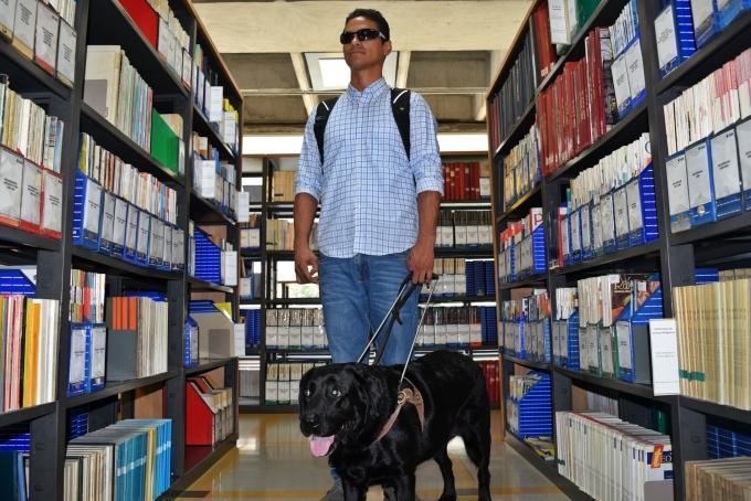 William Fernando González participa en una investigación sobre biblioteca inclusiva.