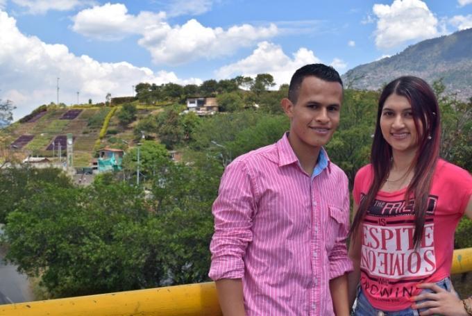 Libardo Giraldo y Sara Correa, al fondo el sector de Moravia convertido en un jardín. Este ejemplo de transformación social inspira a los dos jóvenes