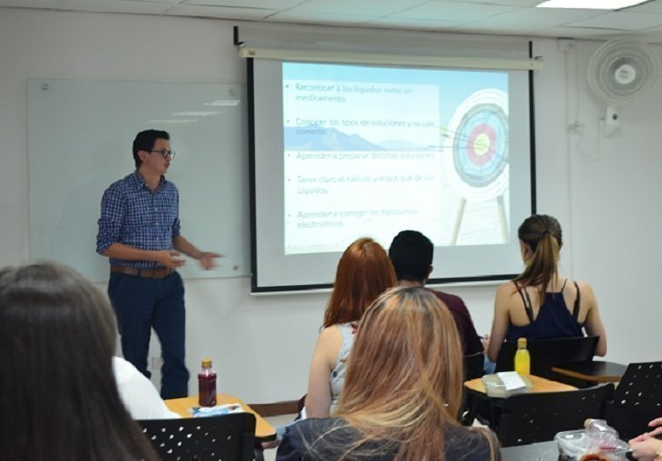 Profesor explica taller de líquidos y electrolitos a estudiantes a través de ejercicios