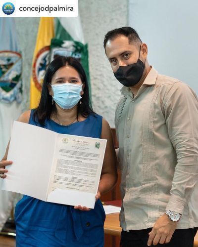  En la fotografía: Támara Calvache recibiendo la distinción del Presidente de la Comisión Legal para la Equidad de la Mujer del Honorable Concejo Municipal de Palmira Dr. José Arcesio López Gonzáles