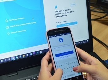 persona accediendo a redes sociales: facebook y twitter