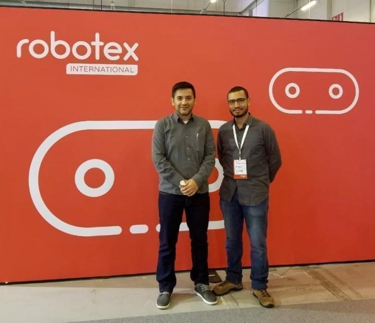 El docente Henry Hermel Andrade y Brayan Duarte- Robotex International 2018