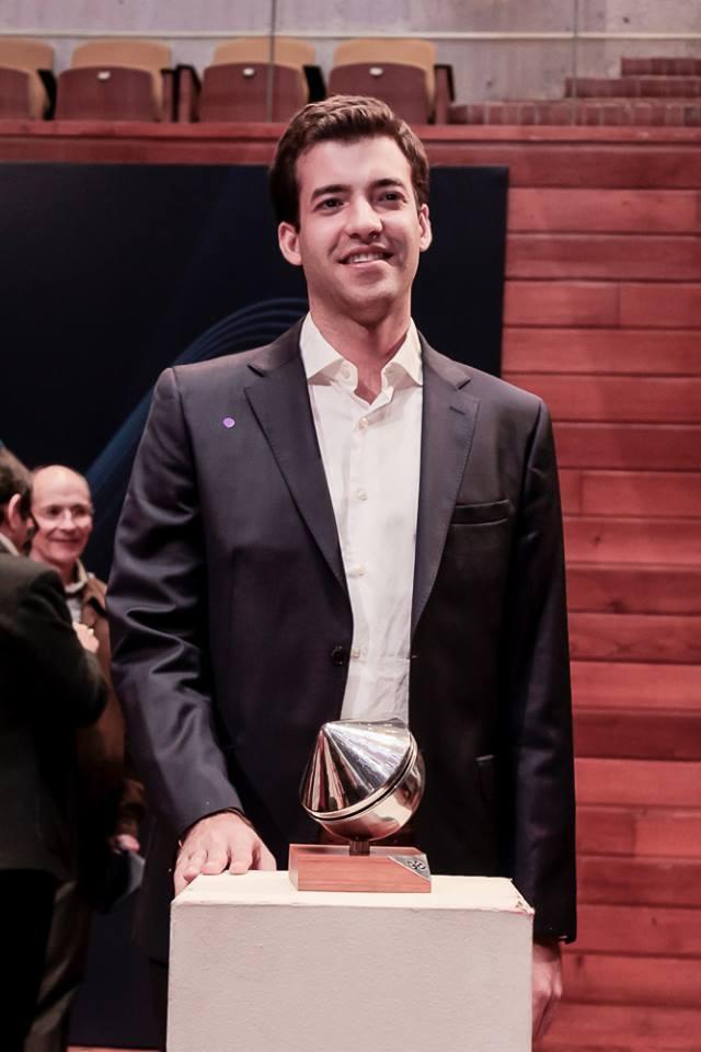 Tomás Villa con el premio.