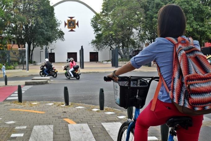 Bicicleta Plaza Fundadores, templo