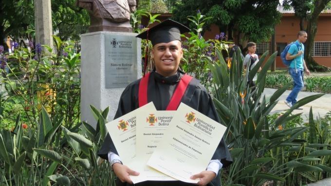 Daniel Amaya llegó a Medellín proveniente del Eje Cafetero. Quería ser arquitecto, pero sin pensarlo se graduó de tres carreras relacionadas con las Ciencias Económicas.