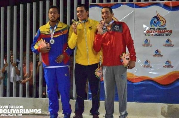 La Trucha (centro) con la medalla de oro en 100 metros.