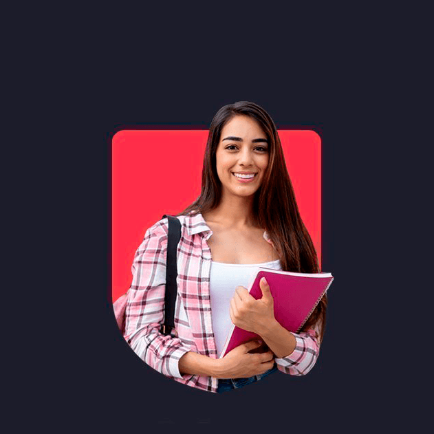 Mujer sosteniendo un cuaderno grande en sus manos
