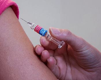 Una perssona poniendo una vacuna