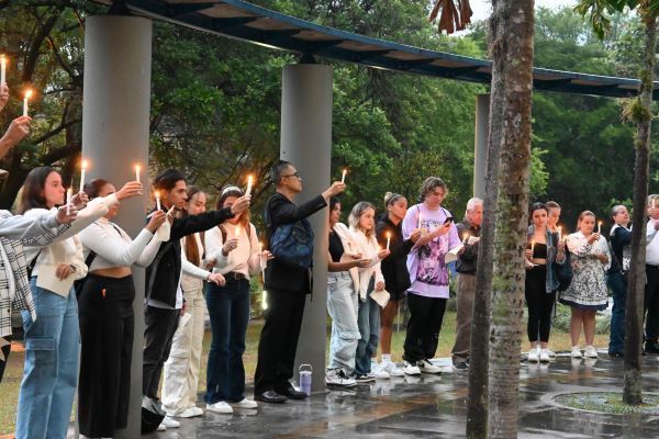 Encendiendo las velas en el homenaje por David