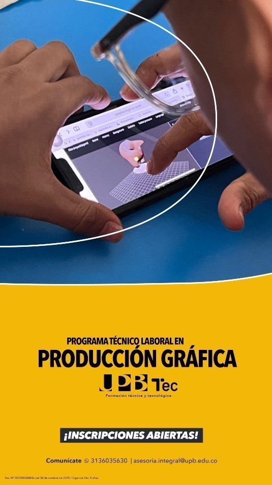 Persona trabajando en un diseño con post-its de colores, marcadores y una paleta de colores en una mesa.