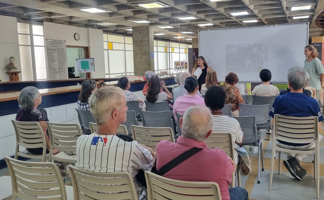 En la Universidad de los Jueves, se aportan conversaciones de interés público para las personas mayores; en la Biblioteca de la UPB se adelantó esta actividad, de interés para toda la comunidad. 
