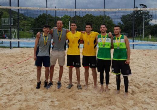 En el medio: dupla de UPB Medellín, campeona del regional de vóley-playa; a la izquierda, el tercer lugar para FUMC y a la derecha el segundo lugar para UdeA