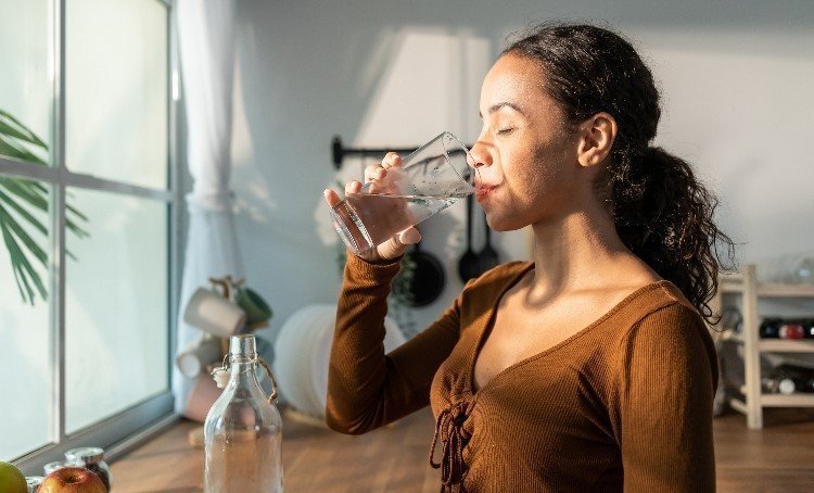 Mujer tomando un vaso de agua