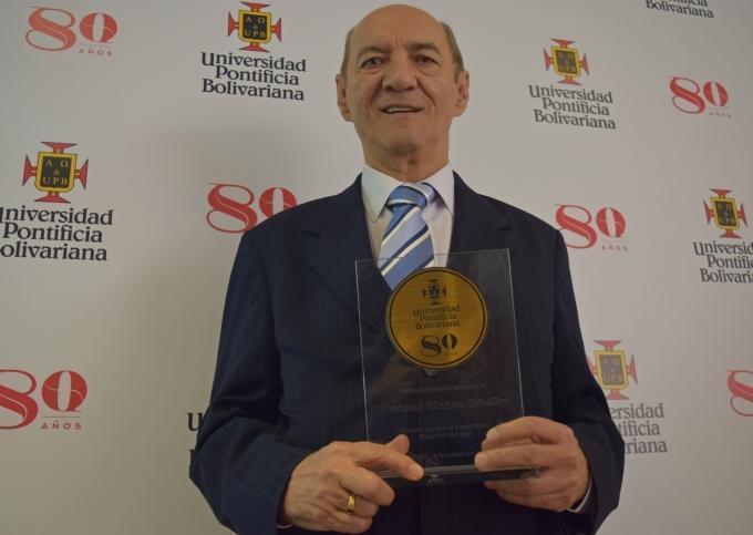 Wbeimar con su placa de reconocimiento