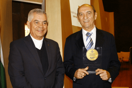 La UPB entregó reconocimiento a Wbeimar Muñoz por su carrera periodística