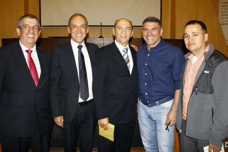 El director técnico, Luis Fernando Suárez, asistió al conversatorio