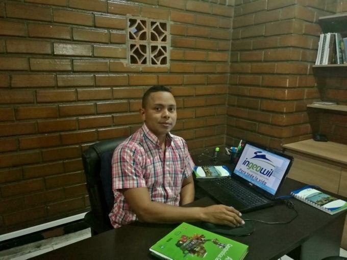Wilberto Benítez posando en su oficina