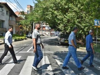 Personas cruzando la calle por una zebra.