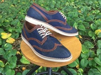 Estudiantes de la UPB crearon zapatos y bolsos hechos con retazos de residuos textiles como el denim y el cuero.