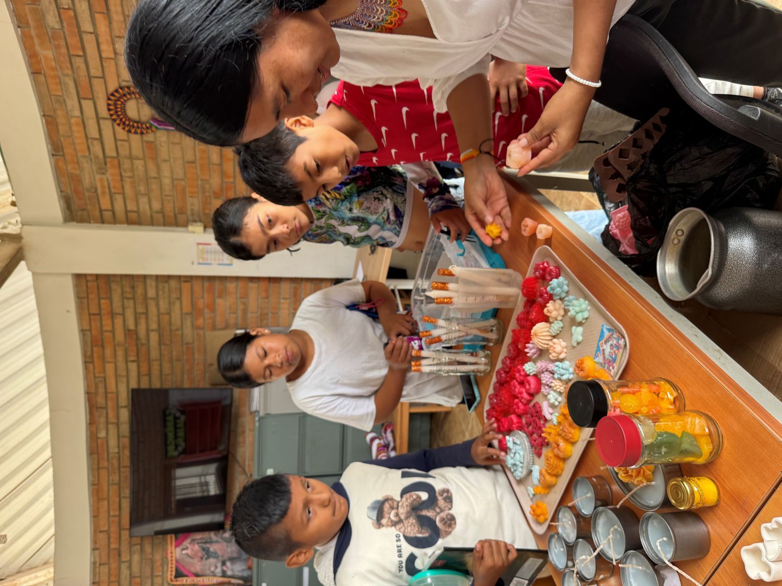 Los estudiantes del  Centro Etnoeducativo Rural Bilingüe Catmëns̈a aprenden a cultivar la chagra, con la orientación de sus maestros, para identificar plantas medicinales y transformarlas en productos bio orgánicos.