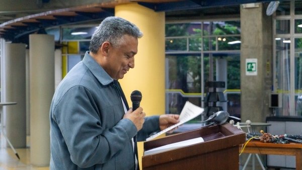 El rector general de la UPB, Pbro. Diego Marulanda Díaz, durante el discurso inaugural de la exposición Ecos de Mar.