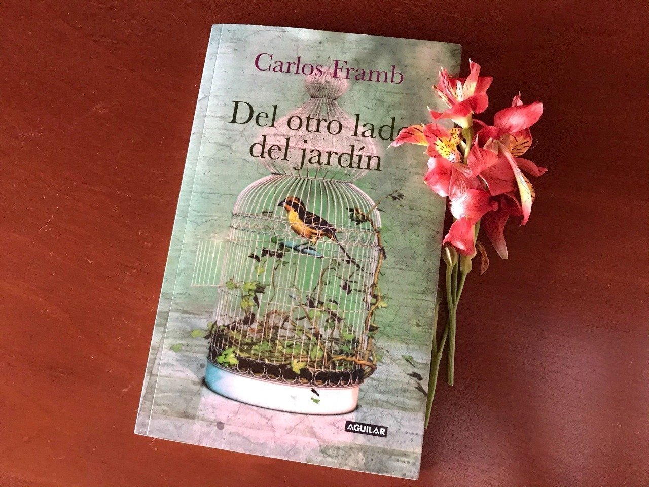 Del otro lado del jardín