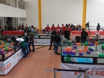 Asistentes crean un robot en el torneo de robótica internacional 