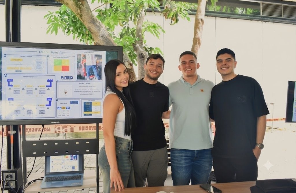 Estudiantes de ingeniería administrativa e industrial en exposiciones de proyectos finales