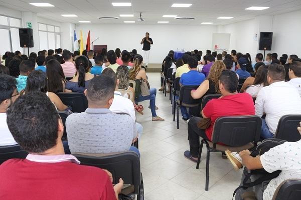 Juanda Caribe dictó conferencia con buen sentido del humor