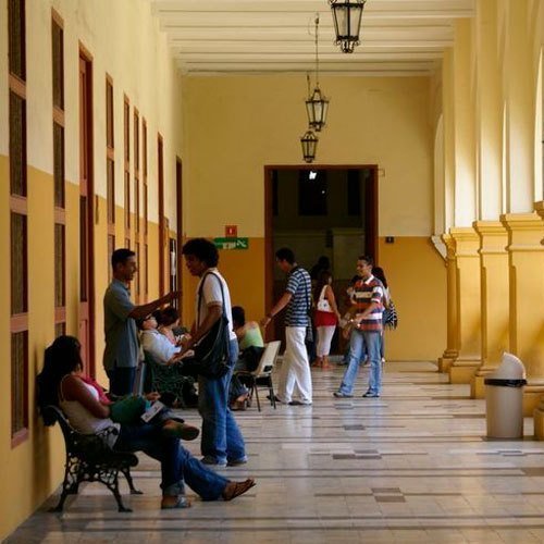 Foto de pasillo con personas