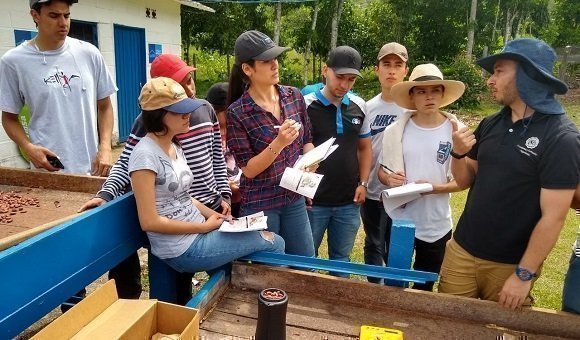 Interactúa con el sector agroindustrial real