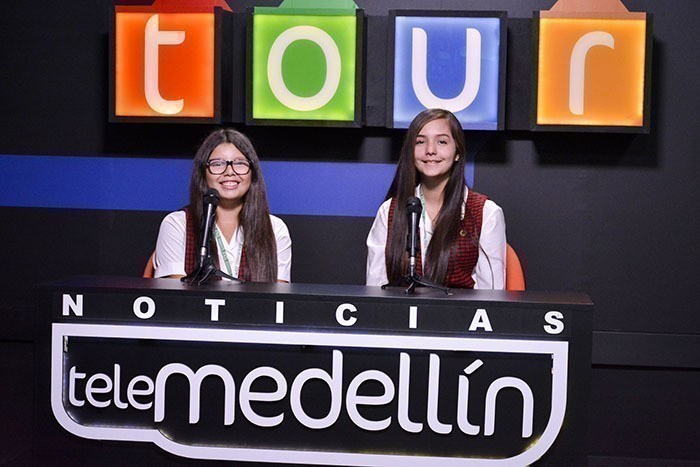 Periodistas escolares de Voz a Vos conocen el mundo de la televisión